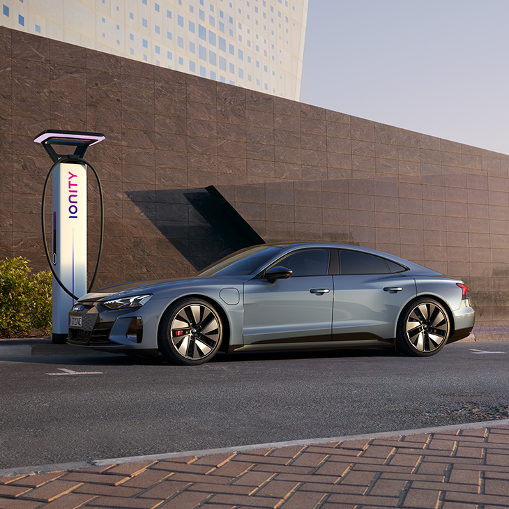 Audi e-tron GT wird an IONITY Ladesäule geladen
