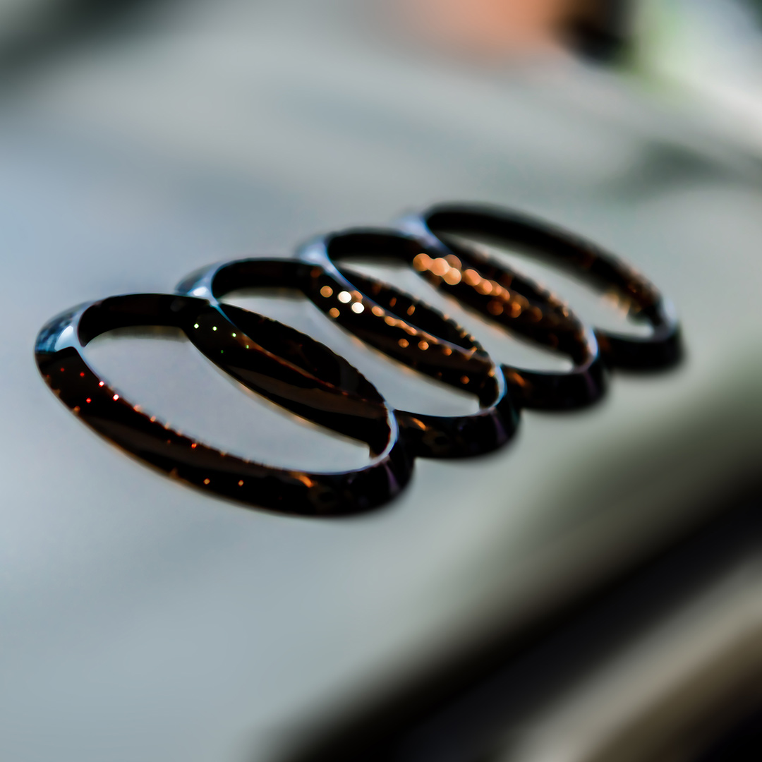 Audi Ringe (Logo) auf einem Modell