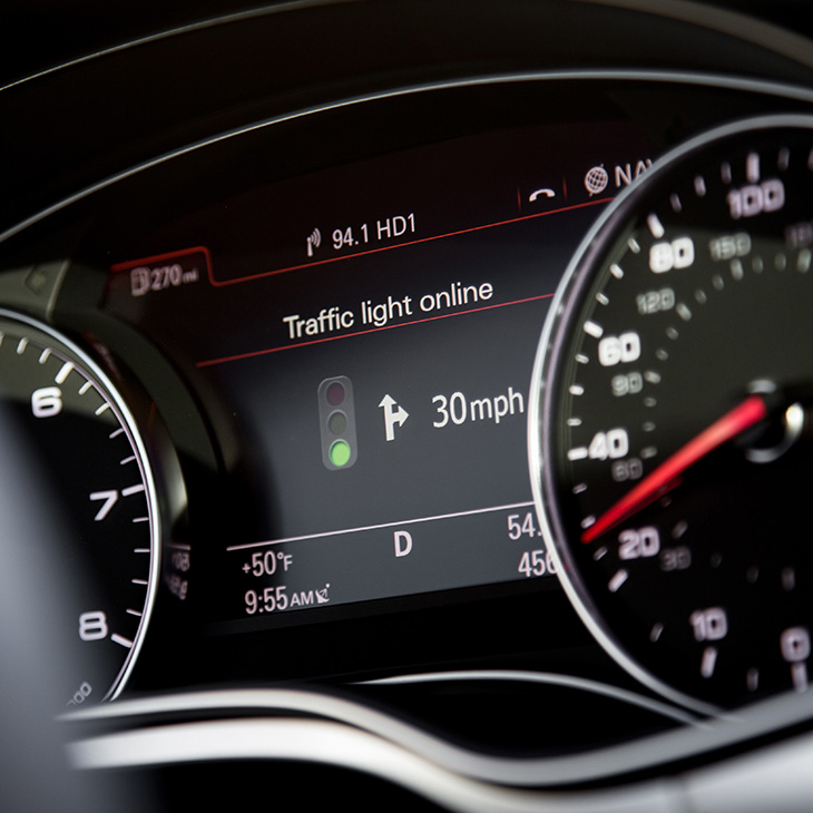 Anzeige der optimalen Fahrgeschwindigkeit im Cockpit eines Audi durch den Audi connect Dienst Ampelinformation online.