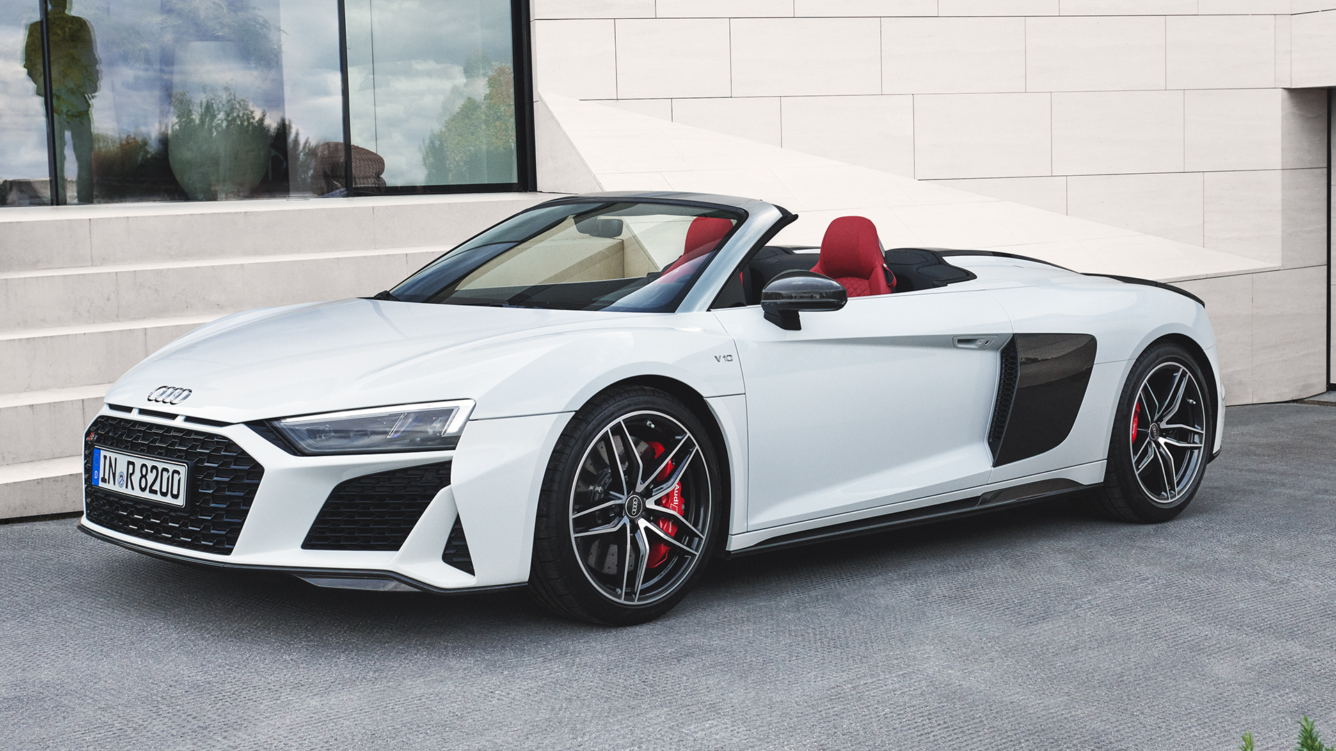 White Audi R8 Spyder V10 perfomance plus with red interior (seats)