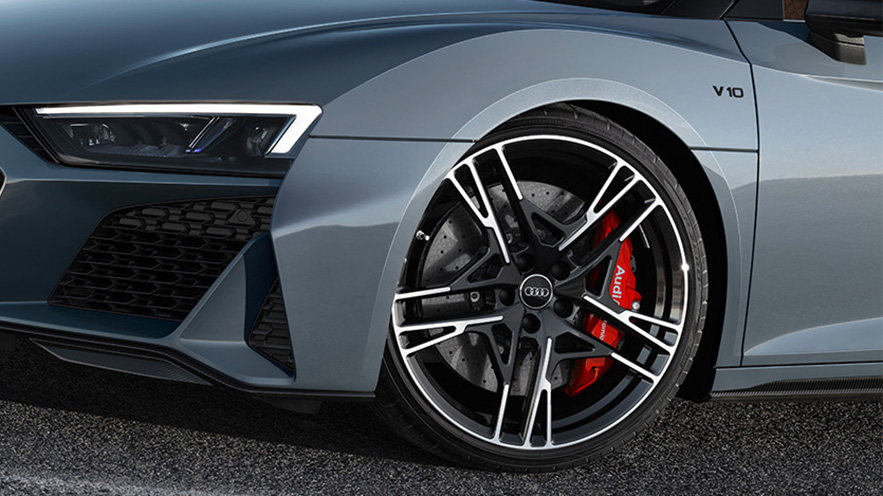 Mattgrauer Audi R8 mit Pirelli Reifen (Ansicht Reifen und nur wenig Modell)