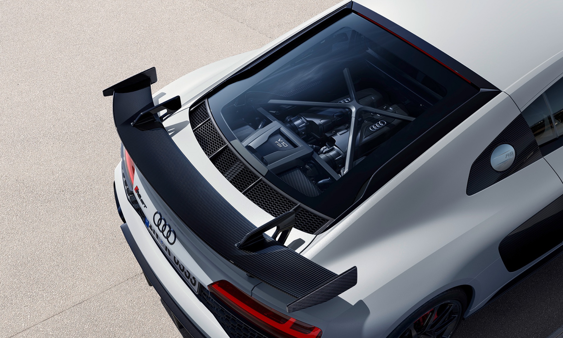 Blick von oben auf das Heck und den Motorraum des Audi R8 GT.
