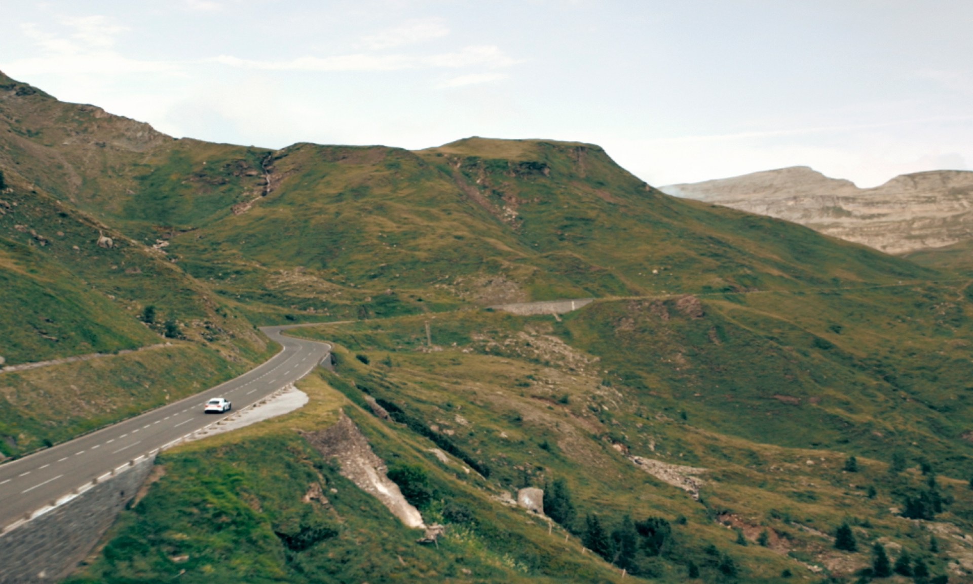 Der Audi RS e-tron GT ice race edition fährt durch eine Berglandschaft.