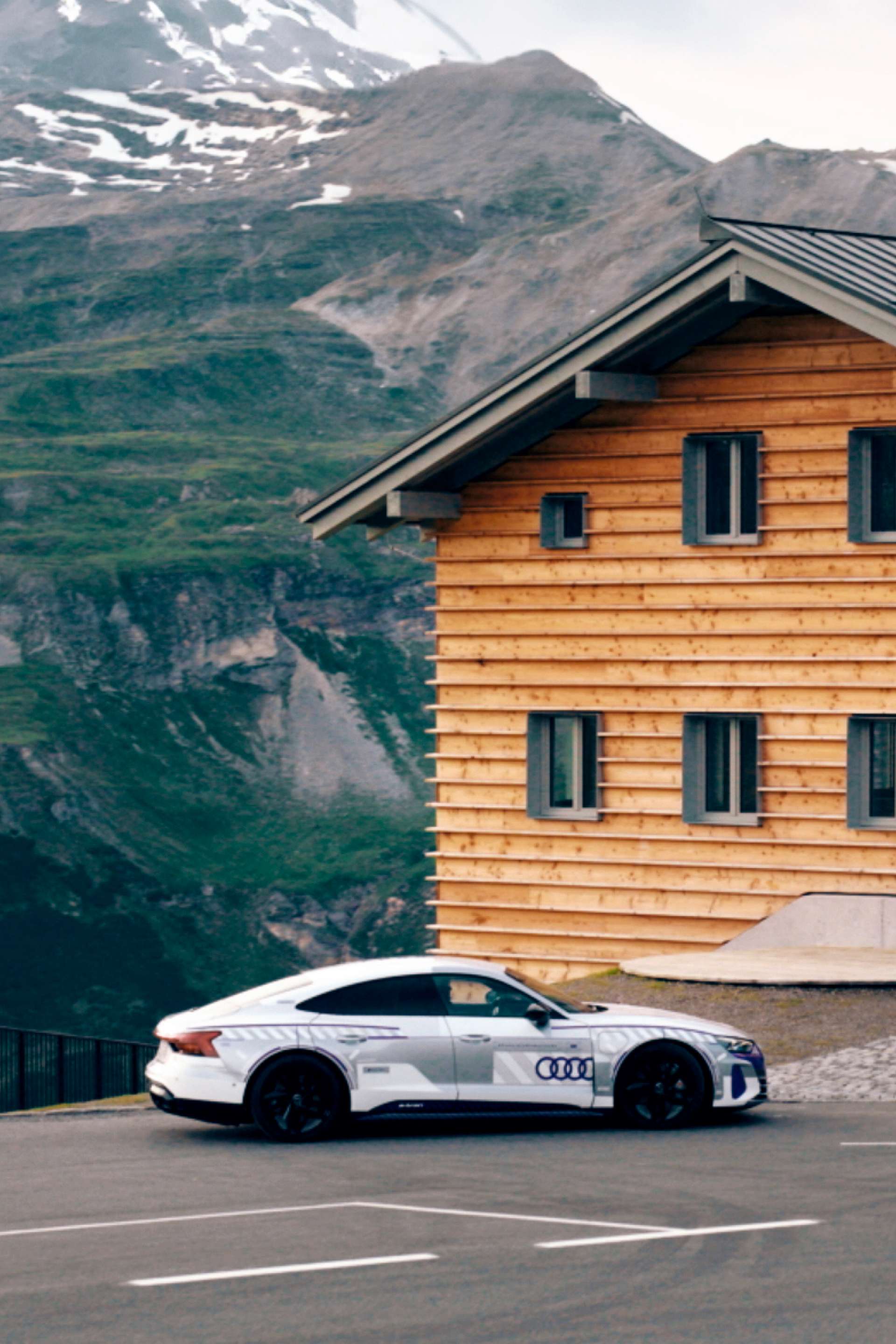 Der Audi RS e-tron GT ice race edition steht vor der Mankei Hütte.