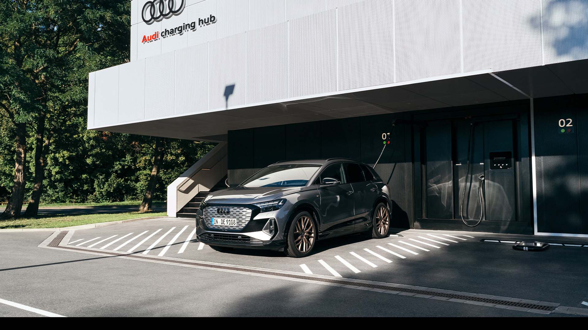 Der Audi Q4 e-tron am Audi charging hub in Nürnberg