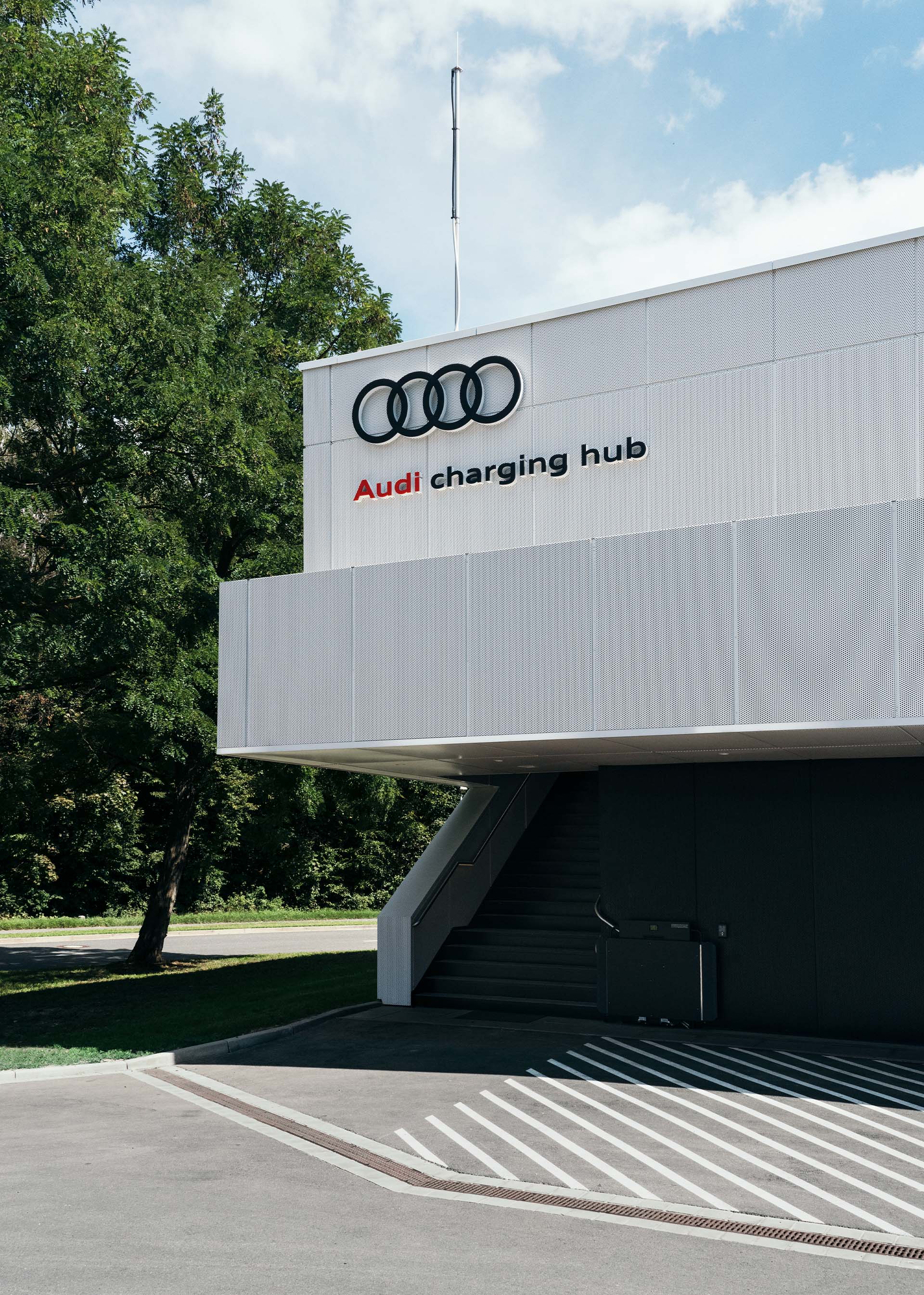 Eingangsbereich des Audi charging hubs in Nürnberg.