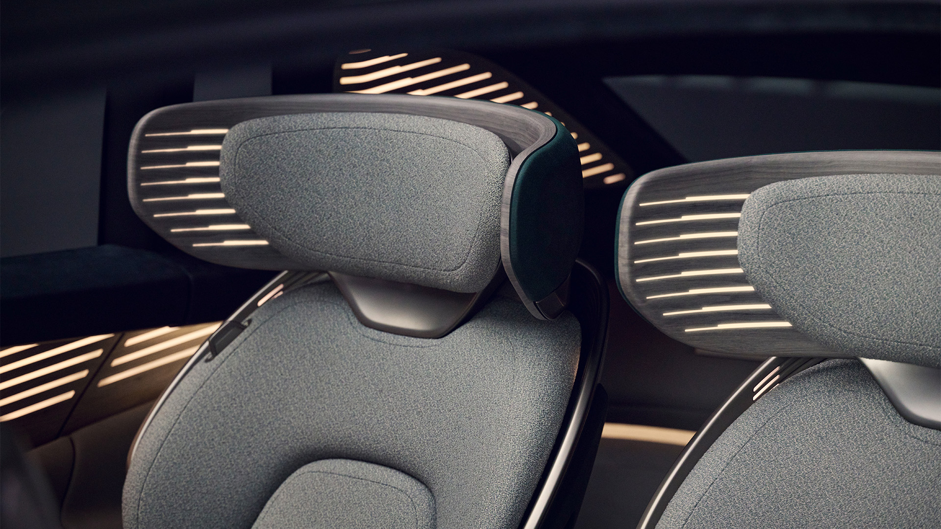 Eine Nahaufnahme zweier Sitze des Audi urbansphere concept mit Lichtelementen im Kopfstützenbereich.