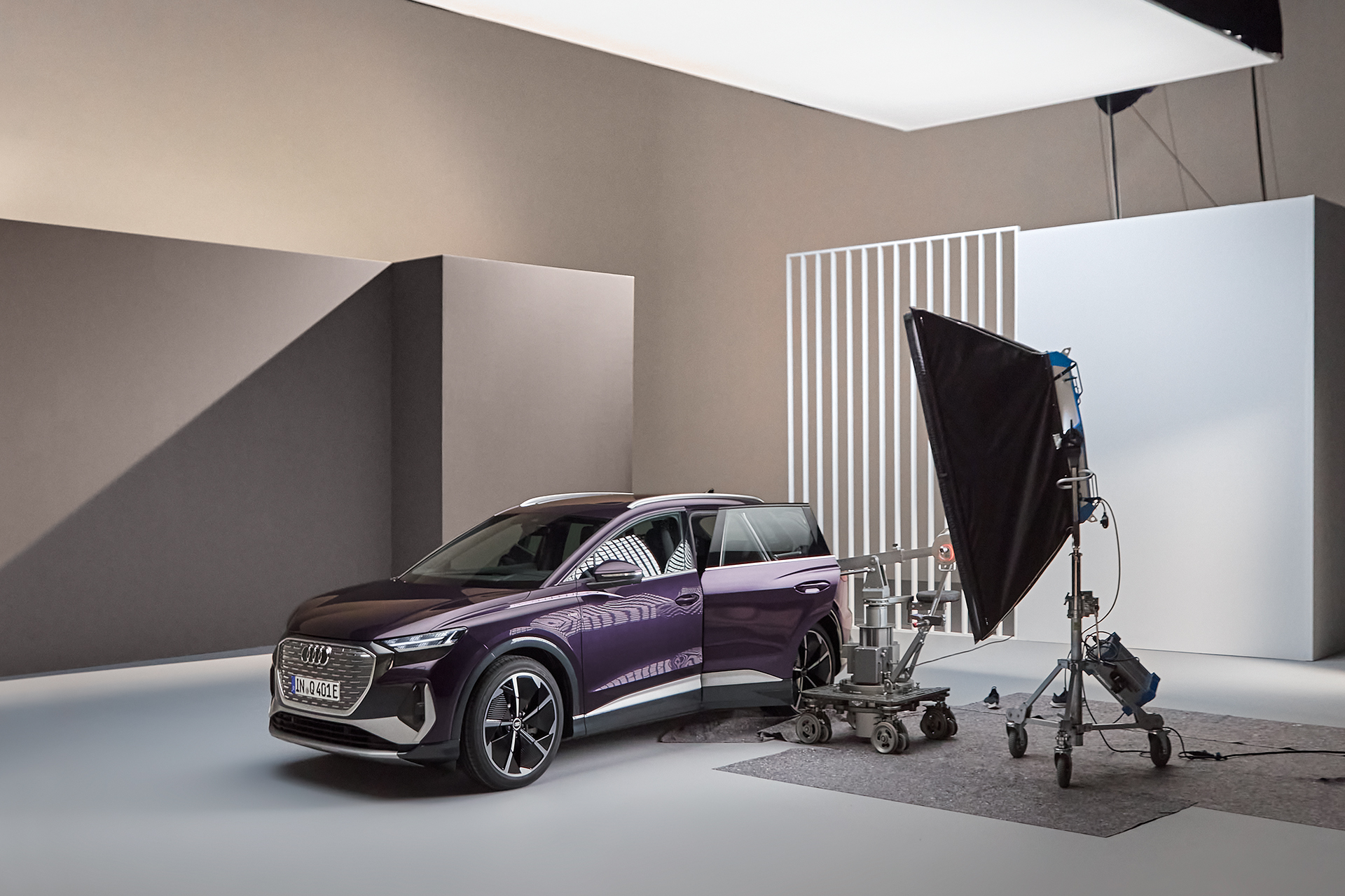 Der Audi Q4 e-tron trifft im Studio auf ein vielfältiges Sortiment an Scheinwerfern und Kameras.