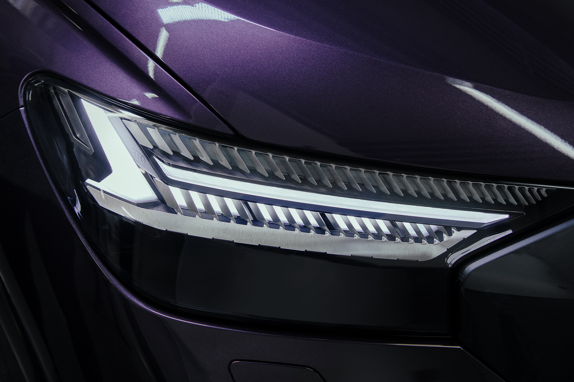 Detailbild des Audi Q4 e-tron Frontscheinwerfers.