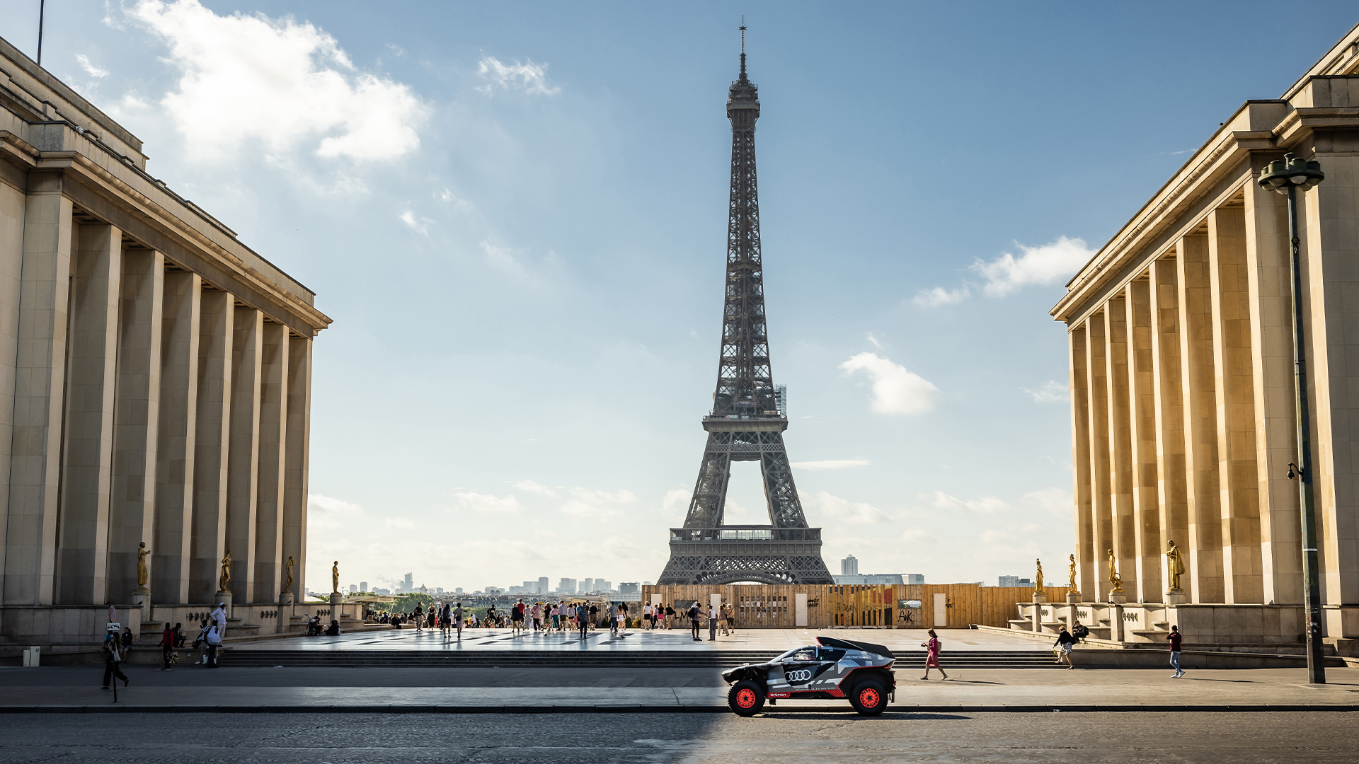 Der Audi RS Q e-tron steht an einer Straße. Im Hintergrund ist der Eiffelturm zu erkennen.