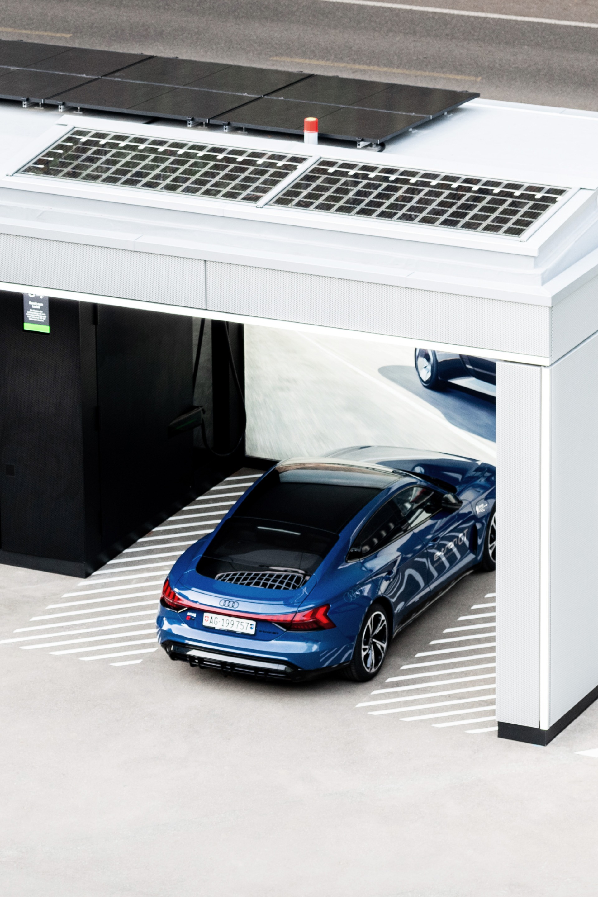 Photovoltaikelemente auf dem Dach des Audi charging hub.