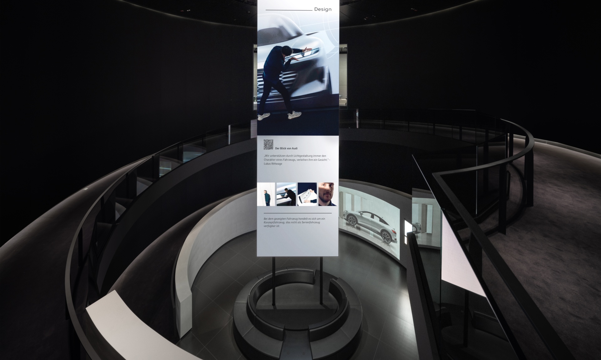 Der Audi Q4 e-tron und eine Projektion zum Thema Nachhaltigkeit sind zu sehen. Daneben der Infotisch.