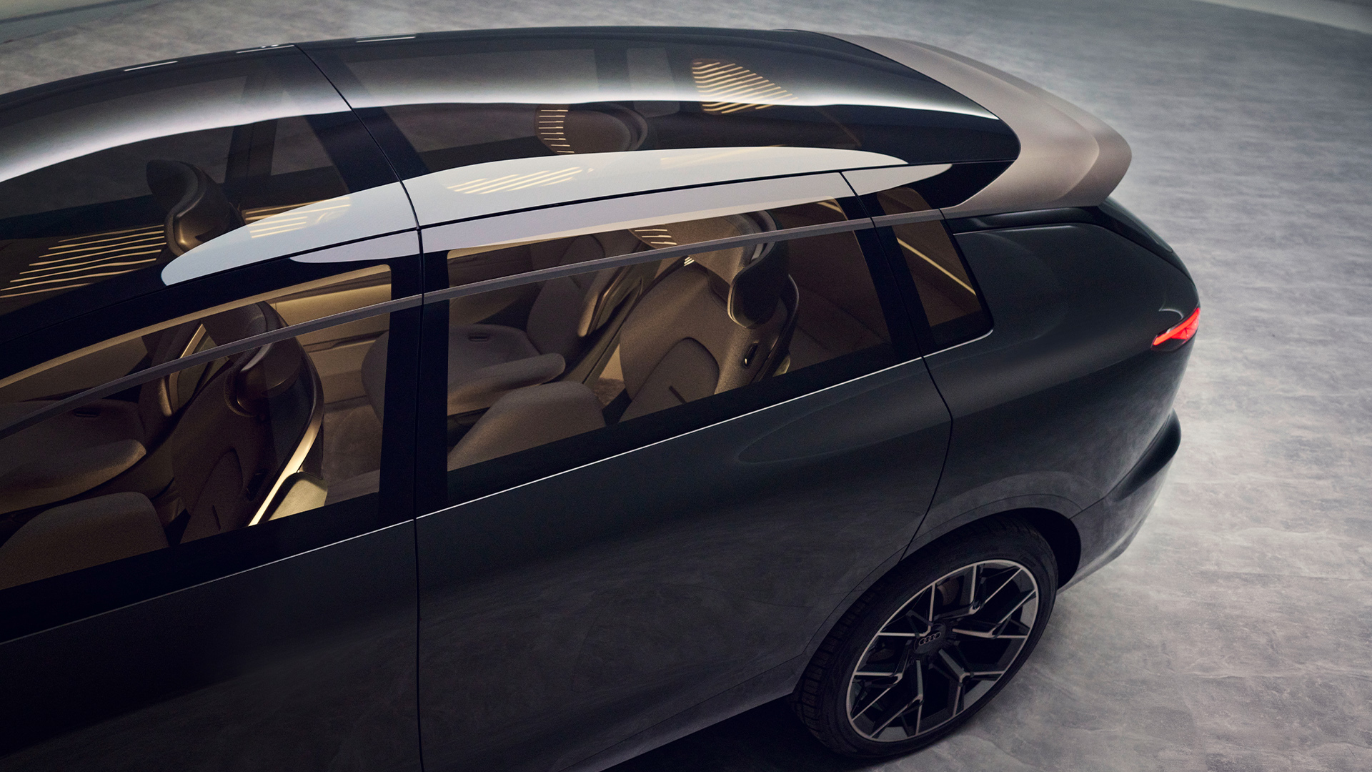 Blick durch das Glasdach in den Innenraum des Audi urbansphere concept.