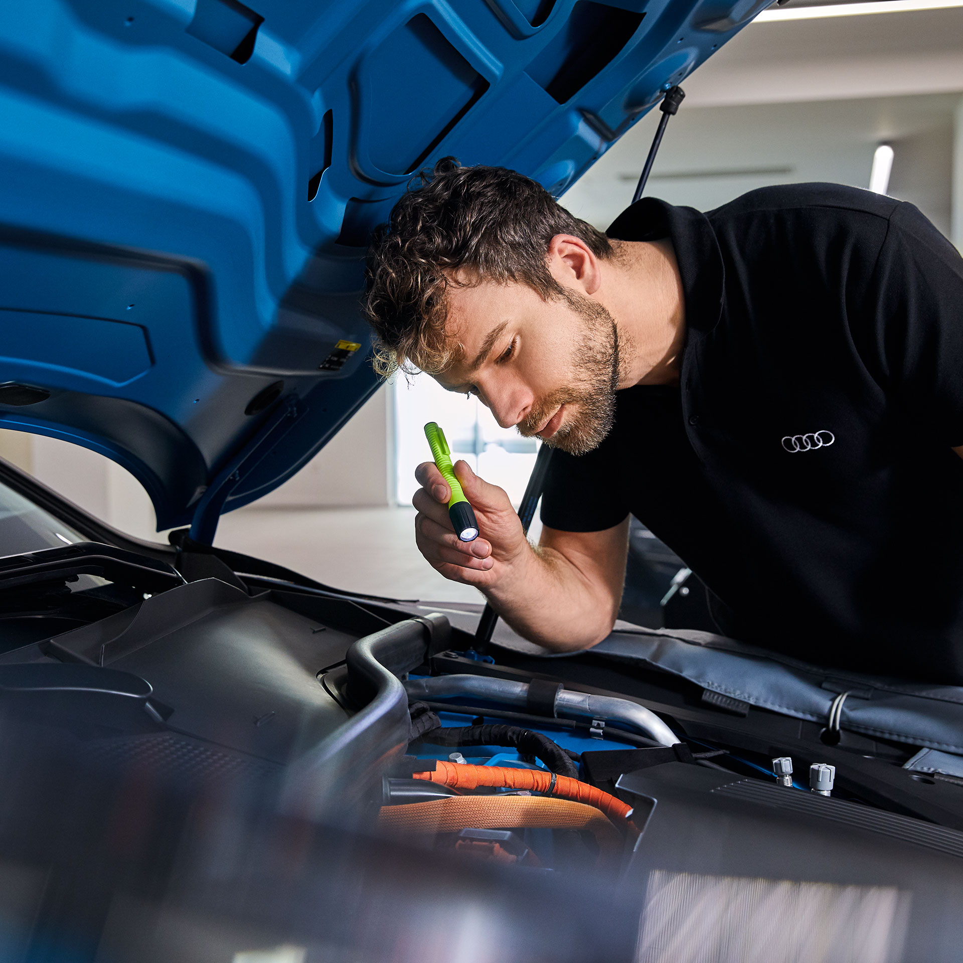 Audi Mitarbeiter überprüft offene Motorhaube