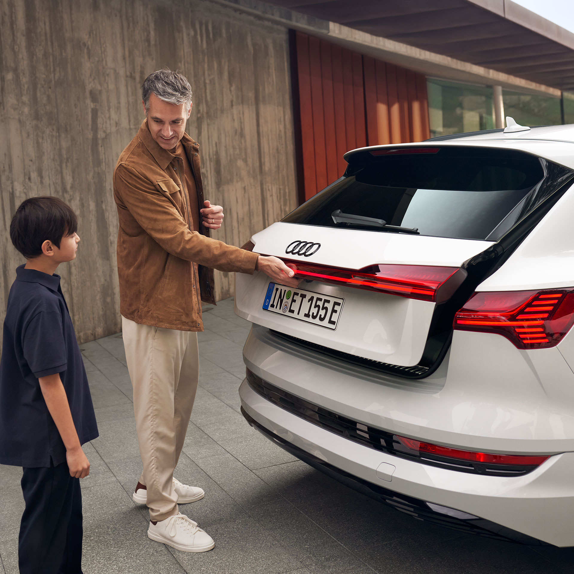 Kofferraum Gebrauchtwagen Audi e-tron wird geöffnet